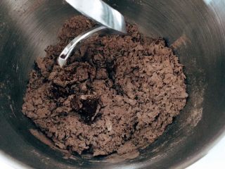 巧克力坚果软欧,用筷子把面粉搅一下，弄成絮状
这里说一下，我用的厨师机很普通的，为了能更好的看到面粉情况，我不盖盖子，所以为了避免粉到处飘，我开机前都会搅拌成絮状的。