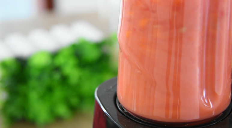 零厨艺学做“太极八卦羹”,将胡萝卜丁、番茄丁放入大汁机种，打成汁