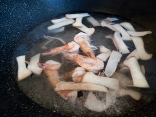 鲜虾时蔬面,倒一碗高汤，放虾（高汤可以是排骨汤或者鸡壳熬的汤）