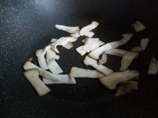 鲜虾时蔬面,锅里放一点点油，炒香杏鲍菇