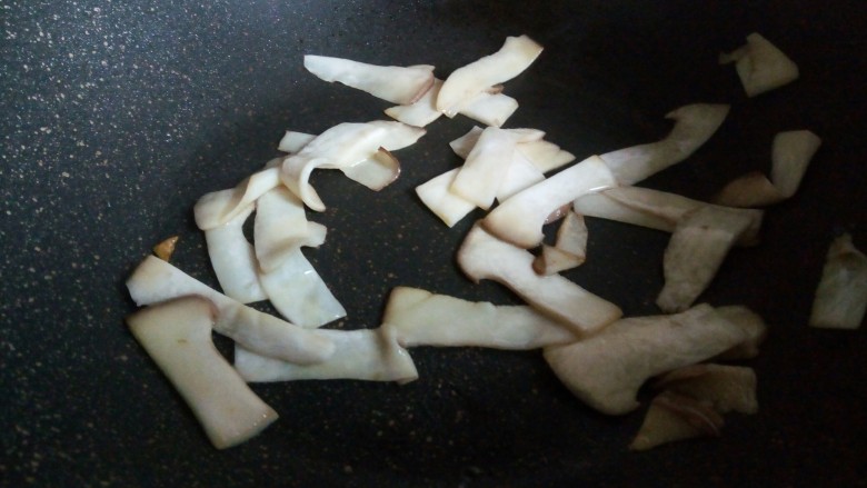 鲜虾时蔬面,锅里放一点点油，炒香杏鲍菇