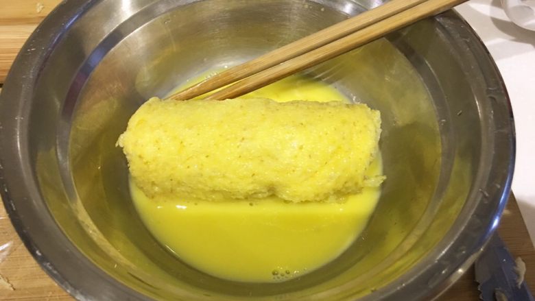 快手早餐 | 酸奶香蕉吐司卷,打个鸡蛋，裹上蛋液