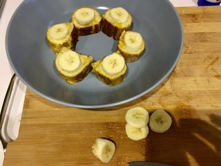 快手早餐 | 酸奶香蕉吐司卷,好啦，切好放盘🥘 多的一些香蕉切好 备用