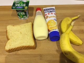 快手早餐 | 酸奶香蕉吐司卷,准备材料，芝士片忘啦入镜了😁