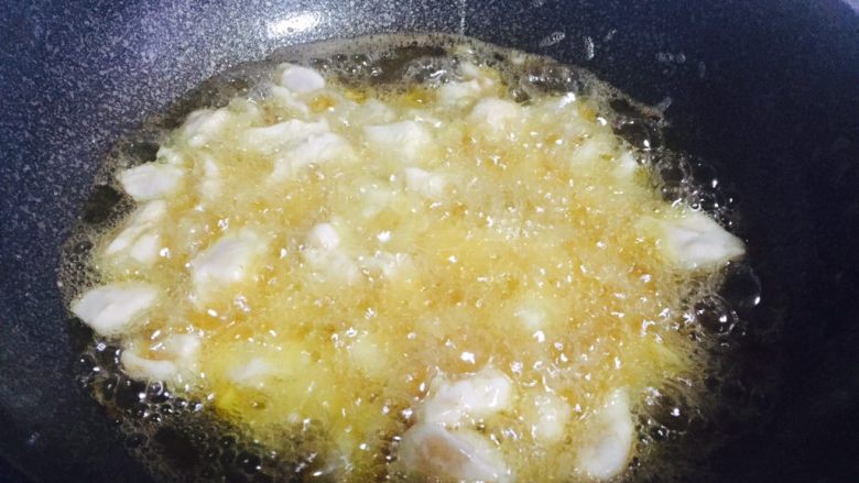 中餐厅之豆瓣鸡,腌好的鸡丁沥干水分，烧一锅热油，倒入鸡肉炸制定型