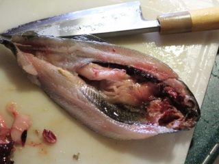 香甜米饭+香魚炊飯,将香鱼沿着背部鳍线平切一刀至腹部前。