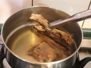 香甜米饭+香魚炊飯,将烤好的鱼骨放入正在熬煮的昆布柴鱼高汤一起熬煮。高汤煮好后放冷备用。高汤要冷，不可以热热的放入生米炊煮，这样米不会香。