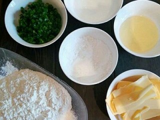 #曲奇菜谱秀#葱香曲奇,黄油提前从冰箱里取出软化，香葱洗净沥干水，切成细细的葱末；