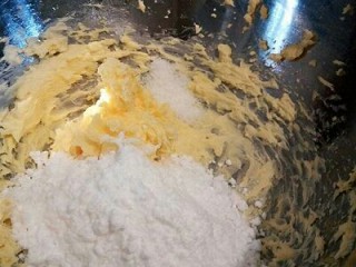 #曲奇菜谱秀#葱香曲奇,再加入糖粉和盐，继续搅拌