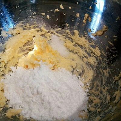 #曲奇菜谱秀#葱香曲奇,再加入糖粉和盐，继续搅拌