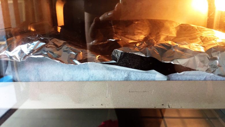 巧克力坚果软欧,烤箱预热好，180度20分钟，中层，中途盖锡纸放在糊顶哦～
