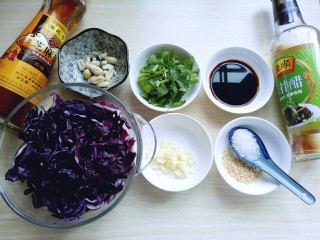 凉拌紫甘蓝,所有食材准备完成。