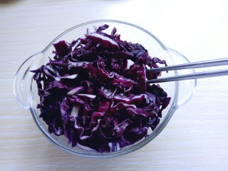 凉拌紫甘蓝,用筷子翻拌均匀，腌制10分钟。