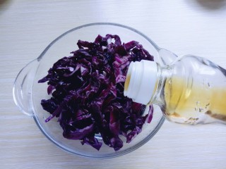 凉拌紫甘蓝,将腌好的紫甘蓝的水份挤干，加入芝麻油。