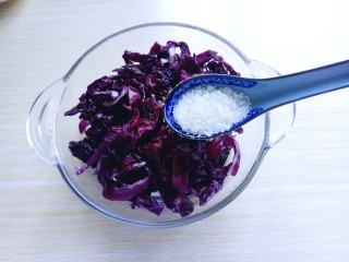凉拌紫甘蓝,加入白砂糖。