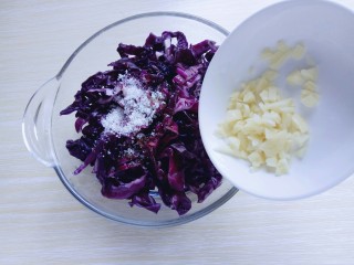 凉拌紫甘蓝,加入切碎的蒜。(不喜欢蒜的可以不放)
