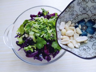 凉拌紫甘蓝,再加入熟花生米。(可以用熟的红皮花生)