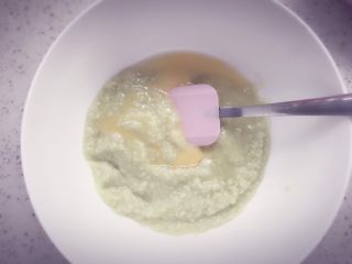 酪梨小饼🥑 宝宝辅食,将果泥用大碗装好后打入一个鸡蛋，没吃蛋白的宝宝可以只用蛋黄