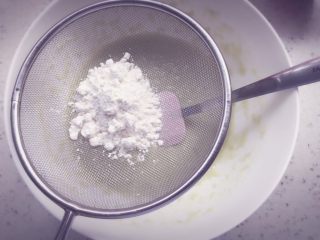 酪梨小饼🥑 宝宝辅食,用网筛分多次少量的筛入低筋面粉，这样可以避免面粉结坨