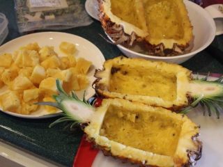 香甜米饭+菠罗炒饭,菠萝对剖，挖掉中间的菠萝肉，切成小丁。菠萝外皮留下当餐盘。