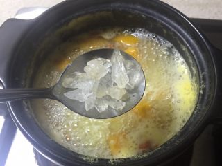 南瓜枸杞小米粥,加入冰糖再煮两分钟即可。
