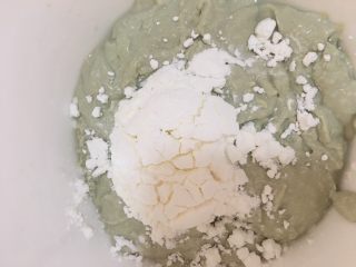 豆腐蔬菜糕  宝宝辅食10M+,打好后的山药豆腐泥加入淀粉搅拌均匀（比类为2:1）