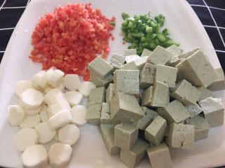 豆腐蔬菜糕  宝宝辅食10M+,豆腐，青椒，胡萝卜洗净切丁，山药去皮切丁备用（对山药过敏的要带手套哦）