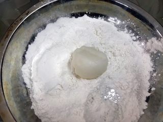 简单快手低热量的冰皮月饼,取一份粉团在手粉里滚一圈