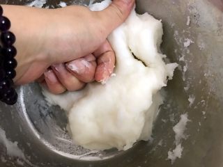 简单快手低热量的冰皮月饼,晾凉的粉团揉匀，可以戴一次性手套操作不会粘，我用不习惯就直接下手了