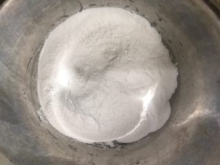 简单快手低热量的冰皮月饼,取150克冰皮月饼粉到盆里