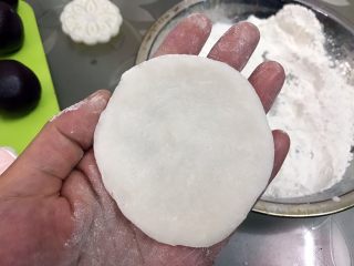 简单快手低热量的冰皮月饼,擀成中间厚边缘薄的圆片