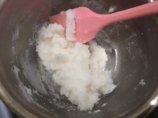 简单快手低热量的冰皮月饼,趁热用硅胶铲翻拌均匀无干粉，放至一边晾凉