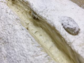 天然酵母提子干欧包,割包1.5cm的深度。