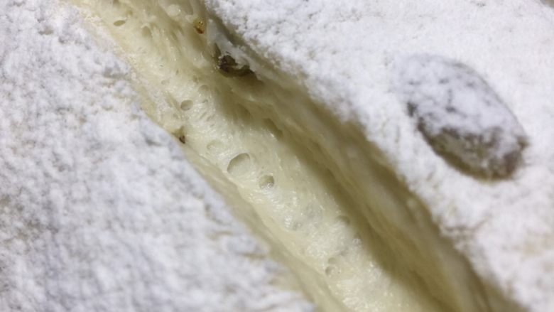 天然酵母提子干欧包,割包1.5cm的深度。
