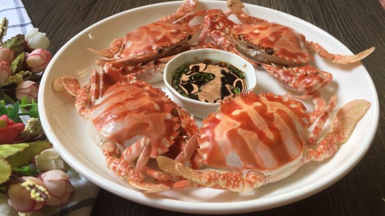 清蒸螃蟹,蒸好的螃蟹摆盘，调好的调料放入盘内（剥开壳后直接沾着调料吃：超美味）