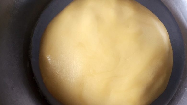 广式豆沙月饼,用手揉成光滑的面团，盖上保鲜膜，醒半小时至一小时