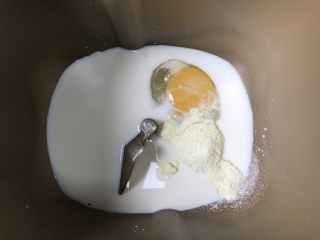 大理石纹金砖吐司,面包桶内放入鸡蛋—牛奶—细砂糖—盐—奶粉，细砂糖和盐分别放在不同的角落。