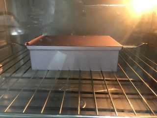大理石纹金砖吐司,放入烤箱中层烘烤30-35分钟。上火160度，下火190度。具体时间根据自己家烤箱脾气调整。