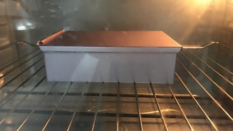 大理石纹金砖吐司,放入烤箱中层烘烤30-35分钟。上火160度，下火190度。具体时间根据自己家烤箱脾气调整。