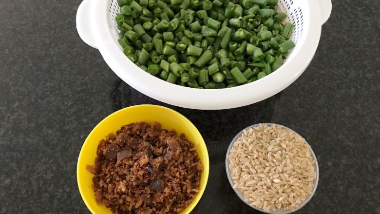培根芸豆焖糙米饭,准备食材：500g芸豆全部切成小粒+100g干培根（也可以用新鲜培根，切成小粒就可以）+2罐黄糙米