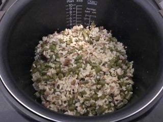 培根芸豆焖糙米饭,等饭煮完，开锅搅拌一下，盖上盖子再焖一会，