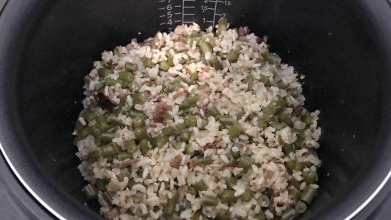 培根芸豆焖糙米饭,等饭煮完，开锅搅拌一下，盖上盖子再焖一会，