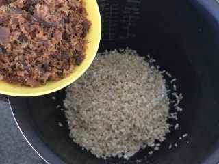 培根芸豆焖糙米饭,接下来，洗净黄糙米，加入干培根，（最好也是预先浸泡过的，看各家的培根干性程度，泡干培根的水，一起用来煮饭哦，这里也可以用新鲜的培根，自个儿决定哈😝）