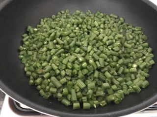 培根芸豆焖糙米饭,油温7-8成热时把芸豆加进来，