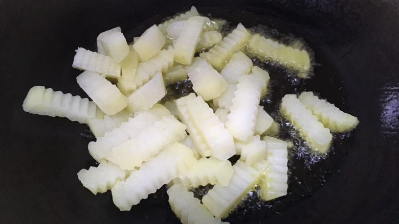 狼牙土豆,油温上来就往锅里倒入土豆。