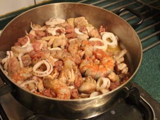 香甜米饭+西班牙海鲜饭,平底锅以橄榄油加热，将鸡肉、虾、香肠﹑透抽煎熟。