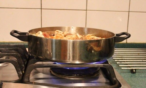 香甜米饭+西班牙海鲜饭,再转大火1-2分钟以产生锅巴。