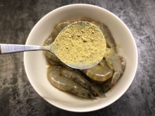 糖醋虾,加入一勺胡椒粉搅拌均匀，腌制25分钟