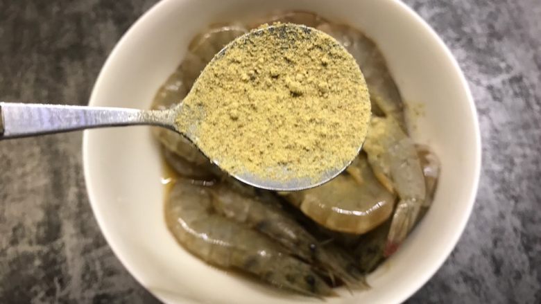 糖醋虾,加入一勺胡椒粉搅拌均匀，腌制25分钟