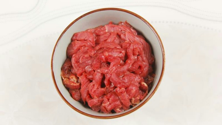 仔姜榨菜炒牛肉,将切好的牛肉倒入碗中，准备腌制